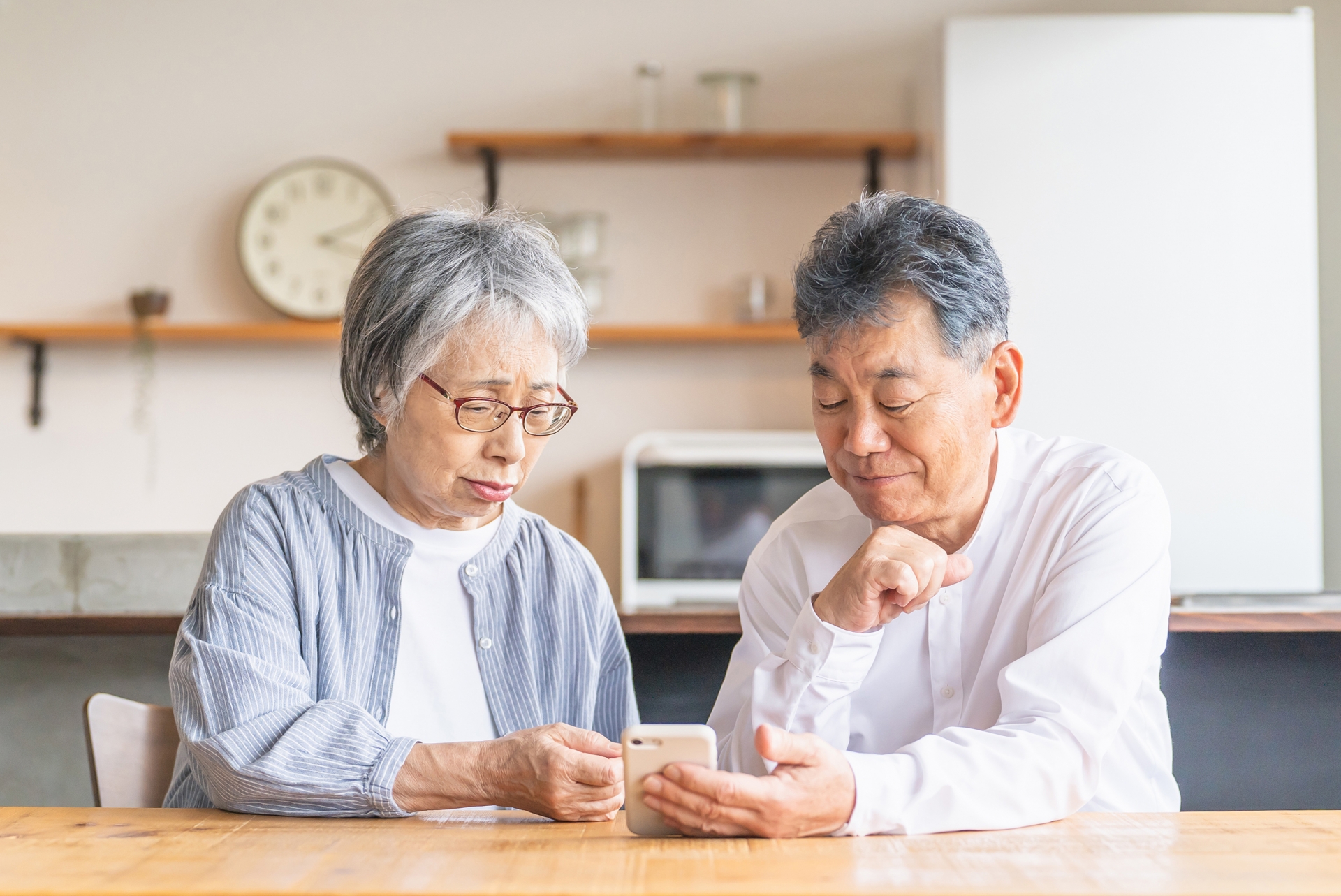 スマホのアプリを使う高齢者夫婦（困る）