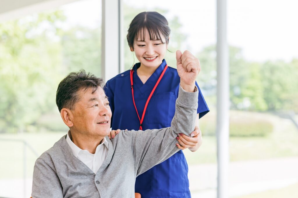 介護士から介護を受ける男性