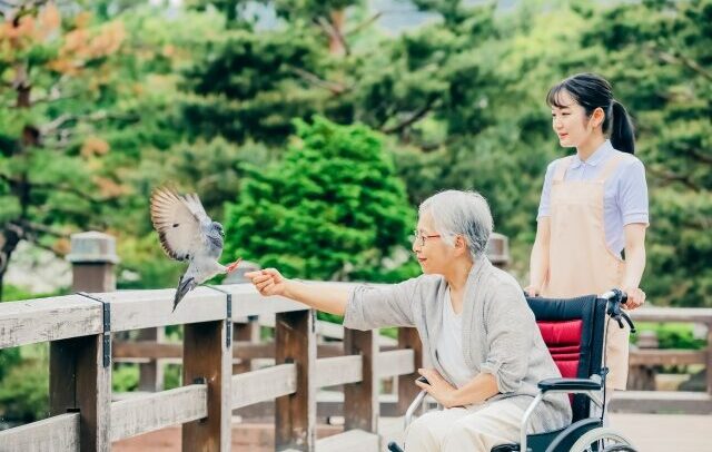 家族が認知症になったら介護はどうする？介護疲れで限界を感じたときの対処法などポイントを解説