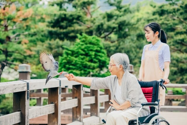 家族が認知症になったら介護はどうする？介護疲れで限界を感じたときの対処法などポイントを解説