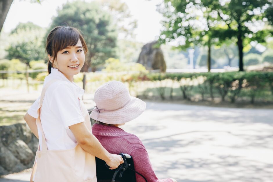 認知症ケア専門士とは？介護関連のほかの資格との違いや取得方法などについて解説