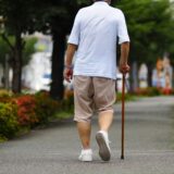 認知症は歩き方が変わる？認知症の特徴と影響、認知症予防の歩き方について解説