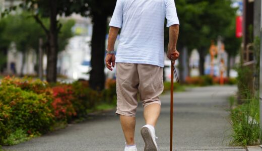認知症は歩き方が変わる？認知症の特徴と影響、認知症予防の歩き方について解説