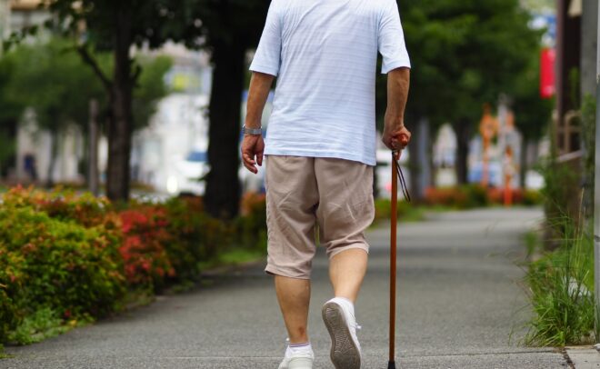 認知症は歩き方が変わる？認知症の特徴と影響、認知症予防の歩き方について解説