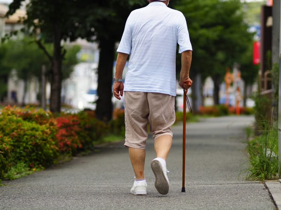 認知症は歩き方が変わる？認知症の特徴と影響、認知症予防の歩き方について解説