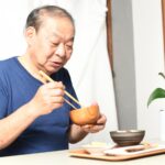 認知症に悪い食べ物はある？認知症の方と家族が気を付ける食事のこと