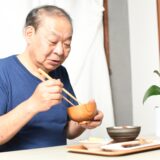 認知症に悪い食べ物はある？認知症の方と家族が気を付ける食事のこと