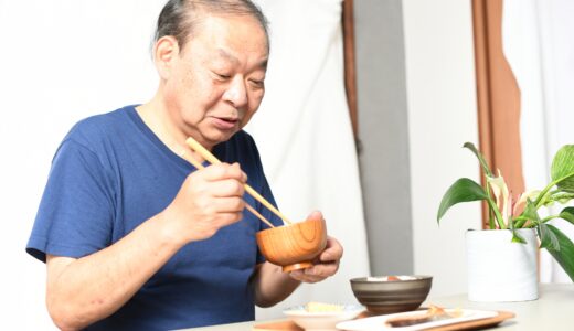 認知症に悪い食べ物はある？認知症の方と家族が気を付ける食事のこと
