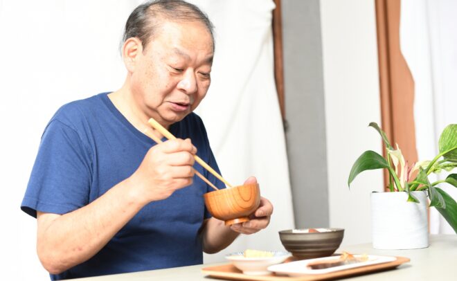 認知症に悪い食べ物はある？認知症の方と家族が気を付ける食事のこと