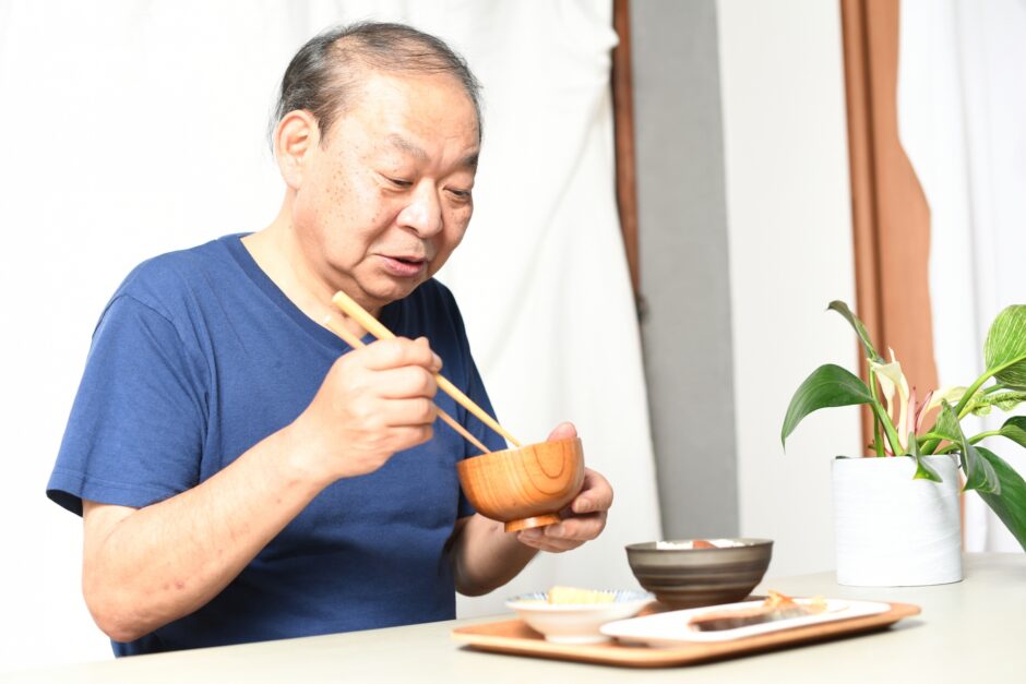 認知症に悪い食べ物はある？認知症の方と家族が気を付ける食事のこと