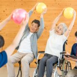 認知症で老人ホームに入るには？手続きや選び方を解説
