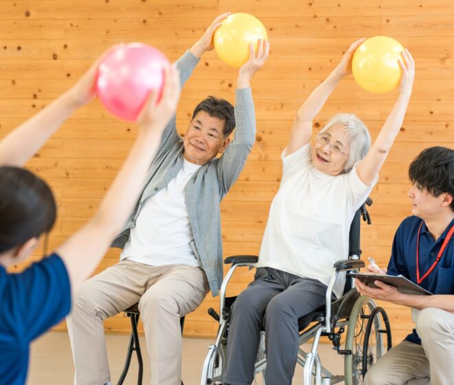 認知症で老人ホームに入るには？手続きや選び方を解説