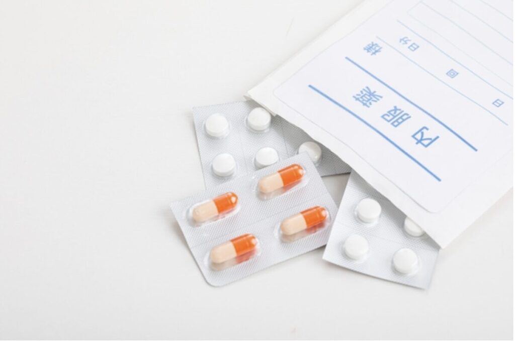 認知症の薬に副作用はある？薬の種類と代表的な副作用、薬との