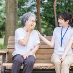 認知症の人への接し方｜接し方の基本とシーン別の接し方、認知症の特徴も解説
