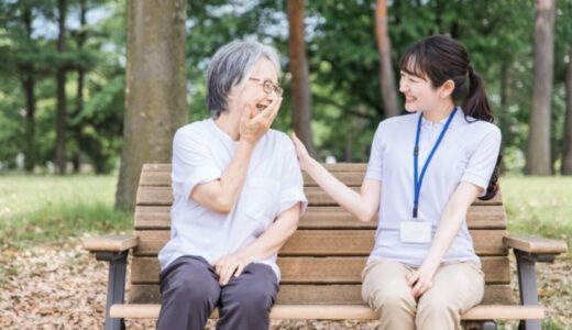 認知症の人への接し方｜接し方の基本とシーン別の接し方、認知症の特徴も解説