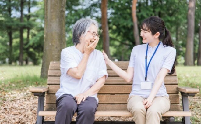認知症の人への接し方｜接し方の基本とシーン別の接し方、認知症の特徴も解説