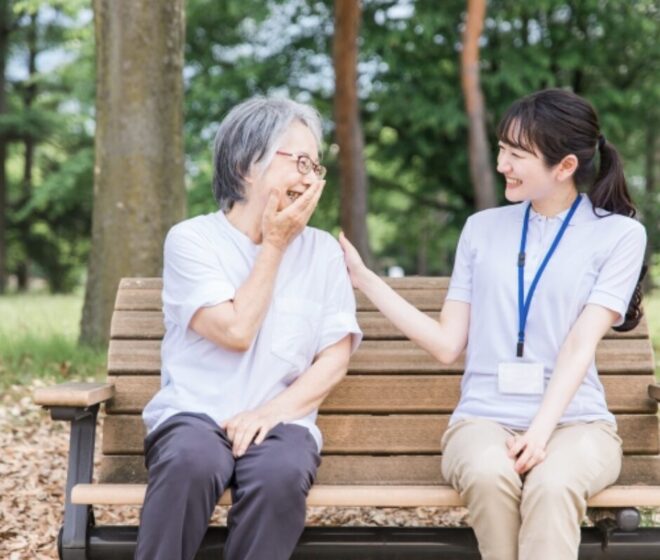 認知症の人への接し方｜接し方の基本とシーン別の接し方、認知症の特徴も解説