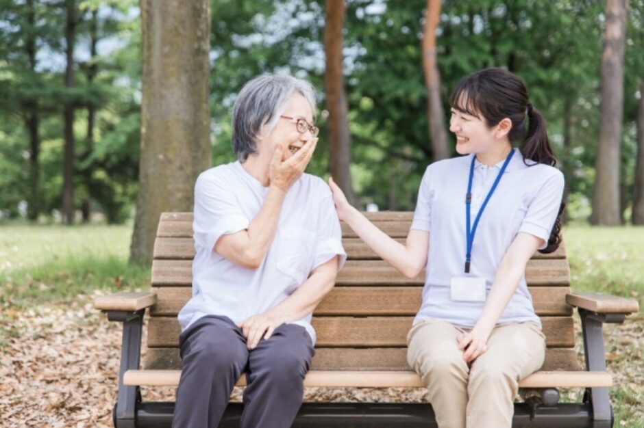 認知症の人への接し方｜接し方の基本とシーン別の接し方、認知症の特徴も解説