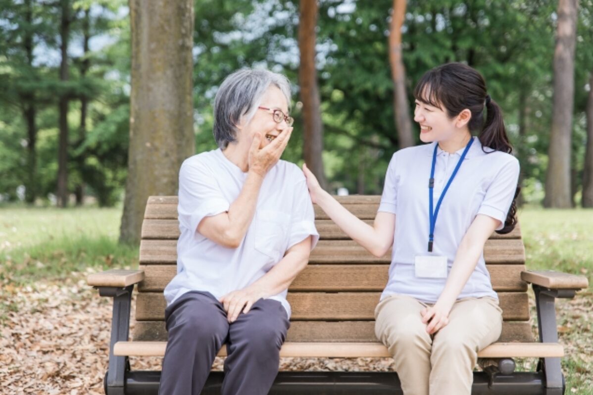 認知症の人への接し方｜接し方の基本とシーン別の接し方、認知症の特徴も解説