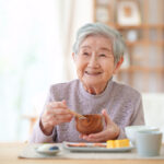 認知症の患者さんが抱える食事の課題と食べ方の工夫、食生活の注意点を解説