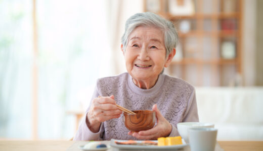 認知症の患者さんが抱える食事の課題と食べ方の工夫、食生活の注意点を解説