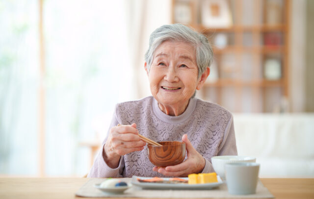認知症の患者さんが抱える食事の課題と食べ方の工夫、食生活の注意点を解説