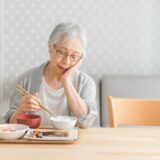 認知症の方の食事拒否とは?理由と対処法、注意点を詳しく解説