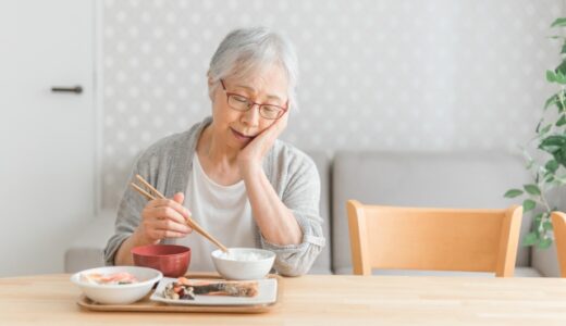 認知症の方の食事拒否とは？理由と対処法、注意点を詳しく解説