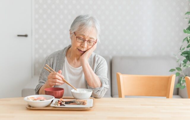認知症の方の食事拒否とは？理由と対処法、注意点を詳しく解説
