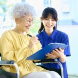認知症と診断されると介護保険の給付を受け取れる?内容や手続きを解説