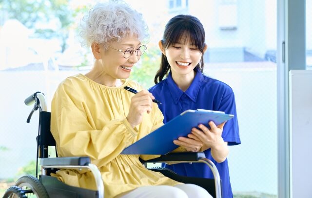認知症と診断されると介護保険の給付を受け取れる？内容や手続きを解説